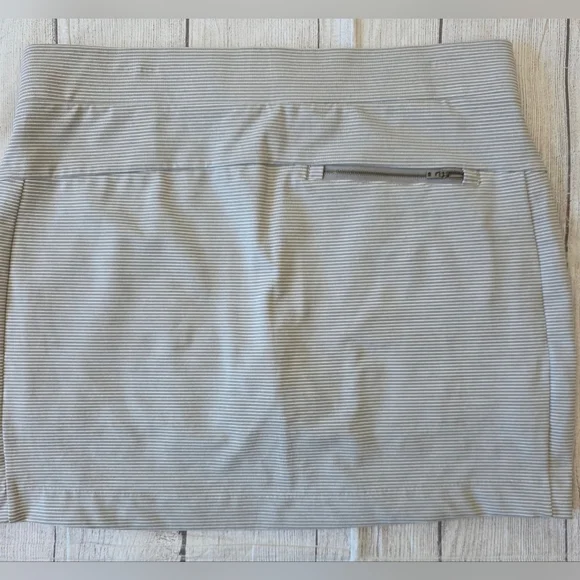 Athleta Skort Size Medium Gray & White Striped Modern Metro Athletic Zip Pockets - Picture 9 of 9